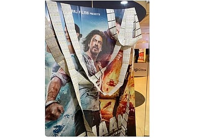 டிக்கெட்டுகளை சரமாக்கி தொங்கவிட்ட ரசிகர்: கலாய்த்த நடிகர் ஷாருக்கான்