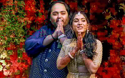 ஆனந்த் அம்பானி -  ராதிகா மெர்ச்சன்ட் நிச்சயதார்த்தம் - புகைப்படங்கள்