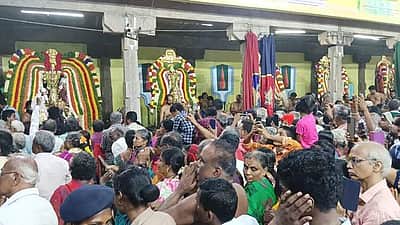 கருட சேவை உற்சவத்தையொட்டி கருட வாகனத்தில் எழுந்தருளிய பெருமாள்!