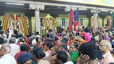 கருட சேவை உற்சவத்தையொட்டி கருட வாகனத்தில் எழுந்தருளிய பெருமாள்!