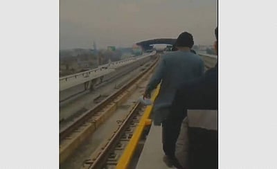 பாகிஸ்தானில் மின்சாரம் இல்லாமல் தவிக்கும் நகரங்கள்: நடுவழியில் நிற்கும் ரயில்கள்