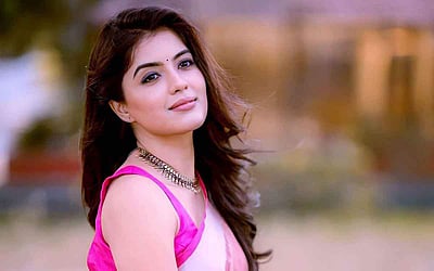 சேலையில் சொக்கவைக்கும் அழகில் 'அமிர்தா ஐயர்' - புகைப்படங்கள்