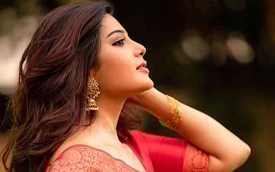 சேலையில் அசத்தும் அழகில் ஆத்மிகா