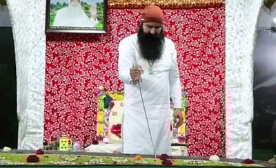 கேக் வெட்டி சர்ச்சையில் சிக்கினார் பரோலில் வந்த தேரா சச்சா சௌதா தலைவர் ராம் ரஹீம்