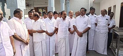 அதிமுக வேட்பாளர் யார்? ஈரோட்டில் இபிஎஸ் ஆலோசனை