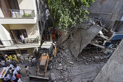 குஜராத்தில் மேற்கூரை இடிந்து விழுந்து ஒருவர் பலி, 8 பேர் காயம்! 