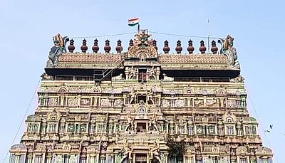 குடியரசு நாள் விழா: சிதம்பரம் நடராஜர் கோயில் கோபுரத்தில் தேசியக் கொடி ஏற்றம்!