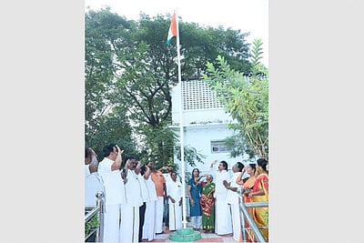 சிதம்பரம் நகராட்சியில் தூய்மைப் பணியாளர்கள் தேசியக் கொடி ஏற்றினார்! 