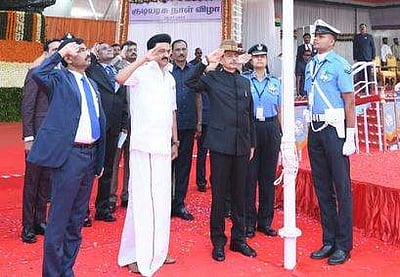 தேசியக் கொடியேற்றினார் தமிழக ஆளுநர்!