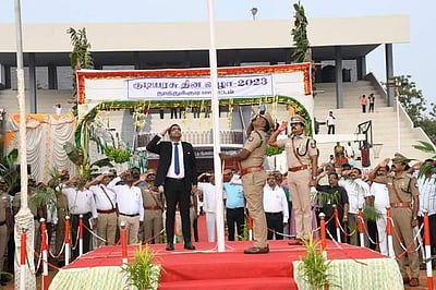 தூத்துக்குடியில் குடியரசு  நாள் விழா: மாவட்ட ஆட்சியர் தேசியக் கொடி ஏற்றினார்!