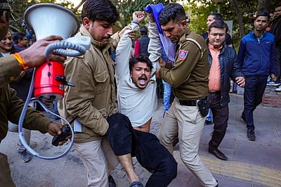 பிபிசி ஆவணப்படம்: தில்லி பல்கலைக்கழக வளாகத்தில் 144 தடை; மாணவர்கள் போலீசாரிடையே தள்ளுமுள்ளு