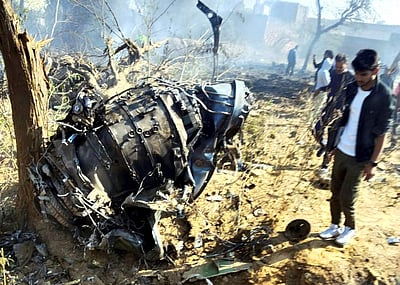 பயிற்சியில் ஈடுபட்டிருந்த போர் விமானங்கள் விபத்துக்குள்ளானது - புகைப்படங்கள்