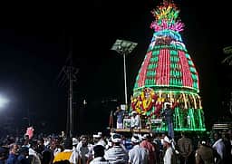 நாகூா் சில்லடி தா்கா சந்தனக் கூடு ஊா்வலம்