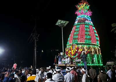 நாகூா் சில்லடி தா்கா சந்தனக் கூடு ஊா்வலம்