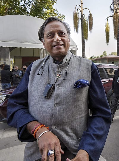 கேரளத்தில்தான் வேலை கிடைக்காத படித்த இளைஞா்கள் அதிகம்: சசி தரூா்