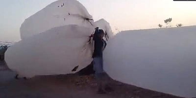 பிளாஸ்டிக் பலூனில் சமையல் எரிவாயுவை எடுத்து செல்லும் பாகிஸ்தான் மக்கள்!