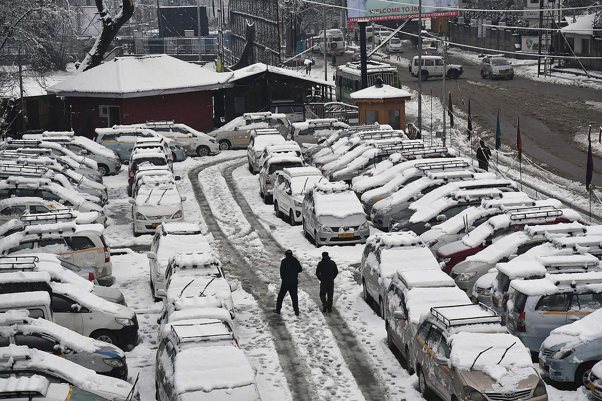 ஸ்ரீநகரில் தொடர் பனிப்பொழிவால் வெண்ணிறத்தில் போர்வை போர்த்திக் கொண்டிருப்பதை போல உள்ள இந்த புகைப்படம் தற்போது சமூக வலைதளங்களில் கவனம் பெற்றுள்ளது.