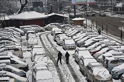 ஸ்ரீநகரில் தொடர் பனிப்பொழிவு - புகைப்படங்கள்