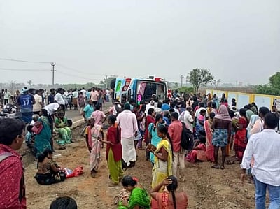 அரியலூர் அருகே தனியார் பேருந்து பள்ளத்தில் கவிழ்ந்தது: கல்லூரி மாணவர் பலி, 51 பேர் காயம்