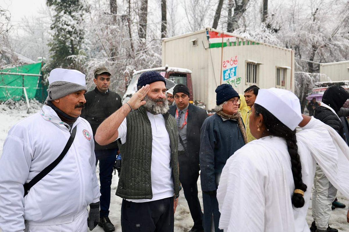 பனிமழைக்கு இடையே.. நடைப்பயண முகாமில் தேசியக் கொடியேற்றினார் ராகுல் காந்தி