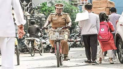 சைக்கிளில் பணிக்கு வரும் காவல்துறை ஆய்வாளர் புஷ்பராணி: பலருக்கும் முன்மாதிரியாகிறார்
