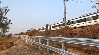 மும்பை - அகமதாபாத் வந்தேபாரத் ரயில் பாதைக்கு வேலி போடும் ரயில்வே