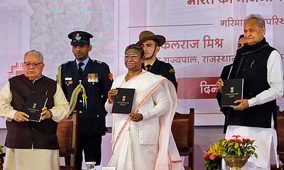 அரசியலமைப்புச் சட்டம் ஓா் உயிா்ப்புள்ள ஆவணம்: குடியரசுத் தலைவா்