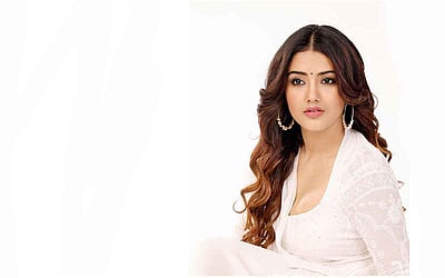 இணையத்தை கலக்கும் மாளவிகா சர்மா - புகைப்படங்கள்