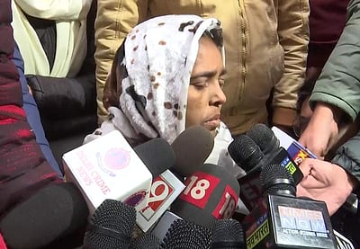 காரில் இழுத்துச்செல்லப்பட்ட பெண் போதையில் இருந்தாரா? அஞ்சலி தாயார் விளக்கம்