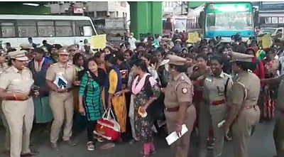 காவல்துறை எச்சரிக்கை... சேலத்தில் செவிலியா்கள் போராட்டம் தற்காலிகமாக வாபஸ்!