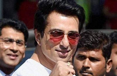 பிரியமான சோனு சூட்.. நீங்களே இப்படி செய்யலாமா? கண்டிக்கும் ரயில்வே