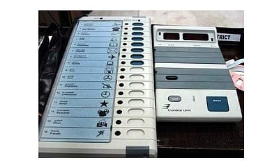 வாக்குப்பதிவு இயந்திரத்தை இரும்புக் கம்பியால் தாக்கிய இளைஞர்: பரபரப்பான தேர்தல் மையம்!