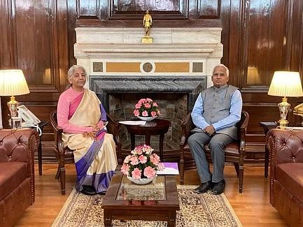 நிா்மலா சீதாராமனுடன் தமிழக பாஜக நிா்வாகி சந்திப்பு