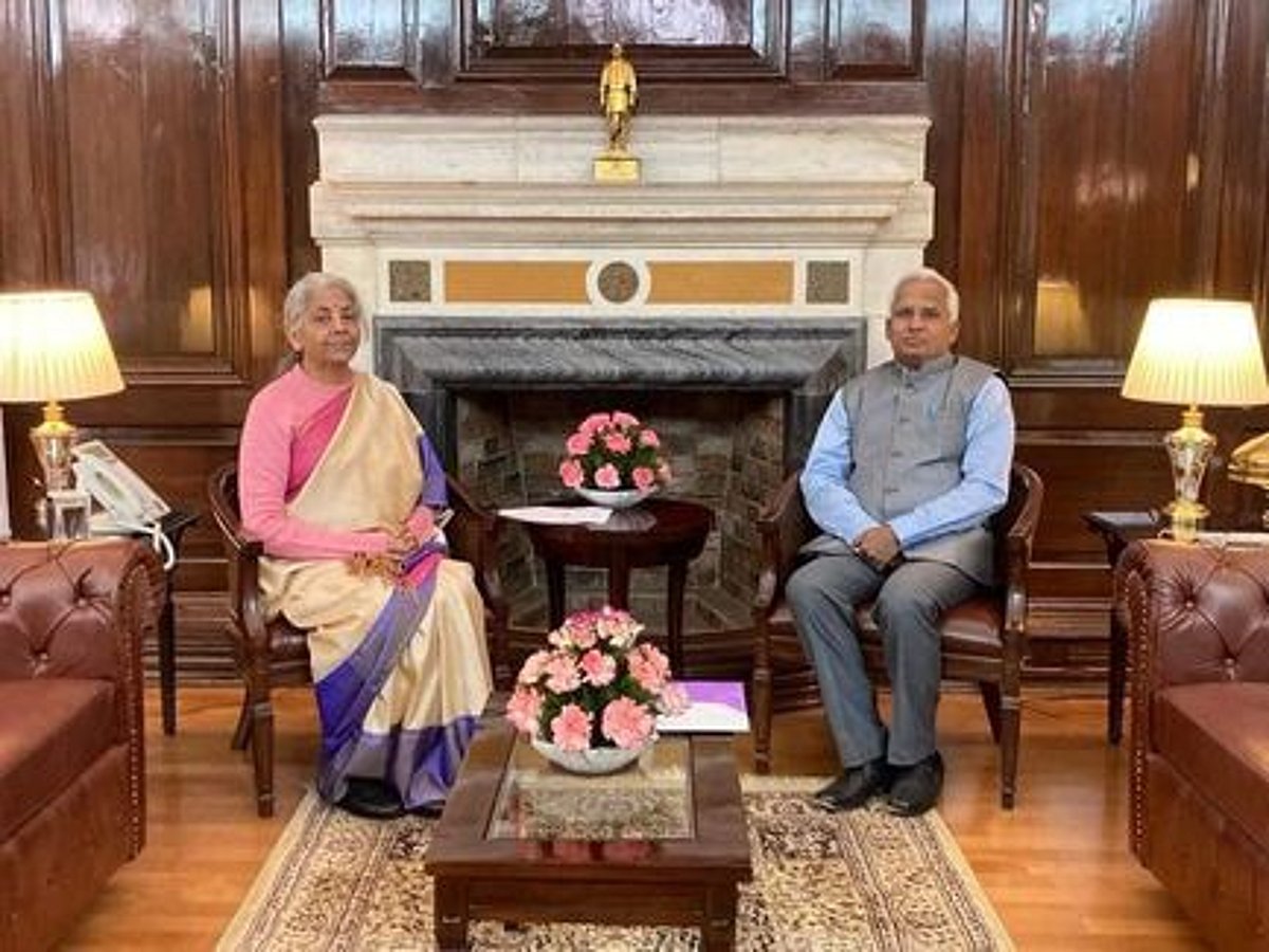 நிா்மலா சீதாராமனுடன் தமிழக பாஜக நிா்வாகி சந்திப்பு