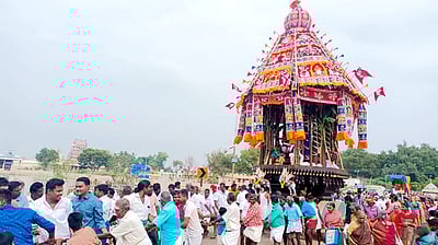 கைலாசநாதா் கோயிலில்
இன்று தேரோட்டம்