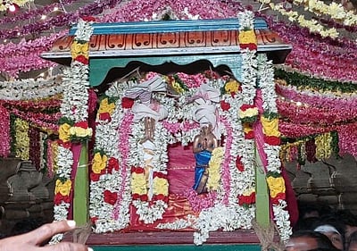 திருவாரூர் தியாகராஜர் கோயிலில் பாத தரிசனம்