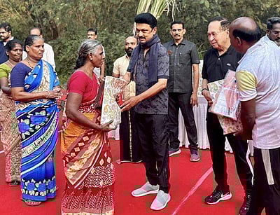 தொல்காப்பியர் பூங்கா ஊழியர்களுக்கு பொங்கல் பரிசு: முதல்வர் வழங்கினார்