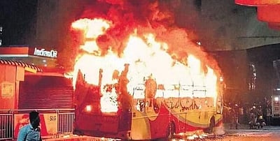 ஹைதராபாத்தில் தனியார் பேருந்தில் தீ விபத்து: உயிர் தப்பிய பயணிகள்