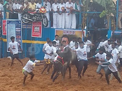தச்சன்குறிச்சியில் ஜல்லிக்கட்டுப் போட்டி தொடங்கியது