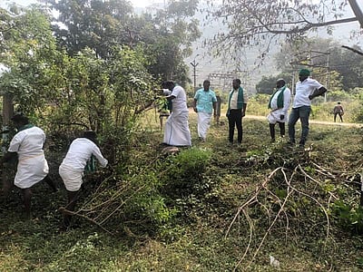 பென்னிகுயிக் மணிமண்டபத்தில் பராமரிப்பு பணியில் ஈடுபட்ட விவசாய சங்கத்தினர்!