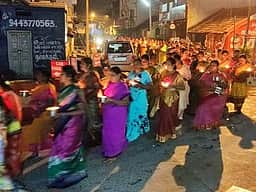 டாா்ச் லைட் அடித்தவாறு கிரிவலம் சென்ற பக்தா்கள்