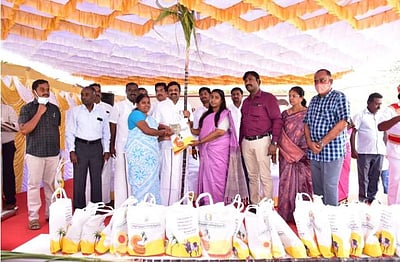 நாமக்கல்: 5.42 லட்சம் குடும்ப அட்டைகளுக்கு பொங்கல் பரிசுத் தொகுப்பு விநியோகம் தொடக்கம்