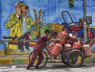 வணிக சிலிண்டர் விலை ரூ.203 உயர்வு!