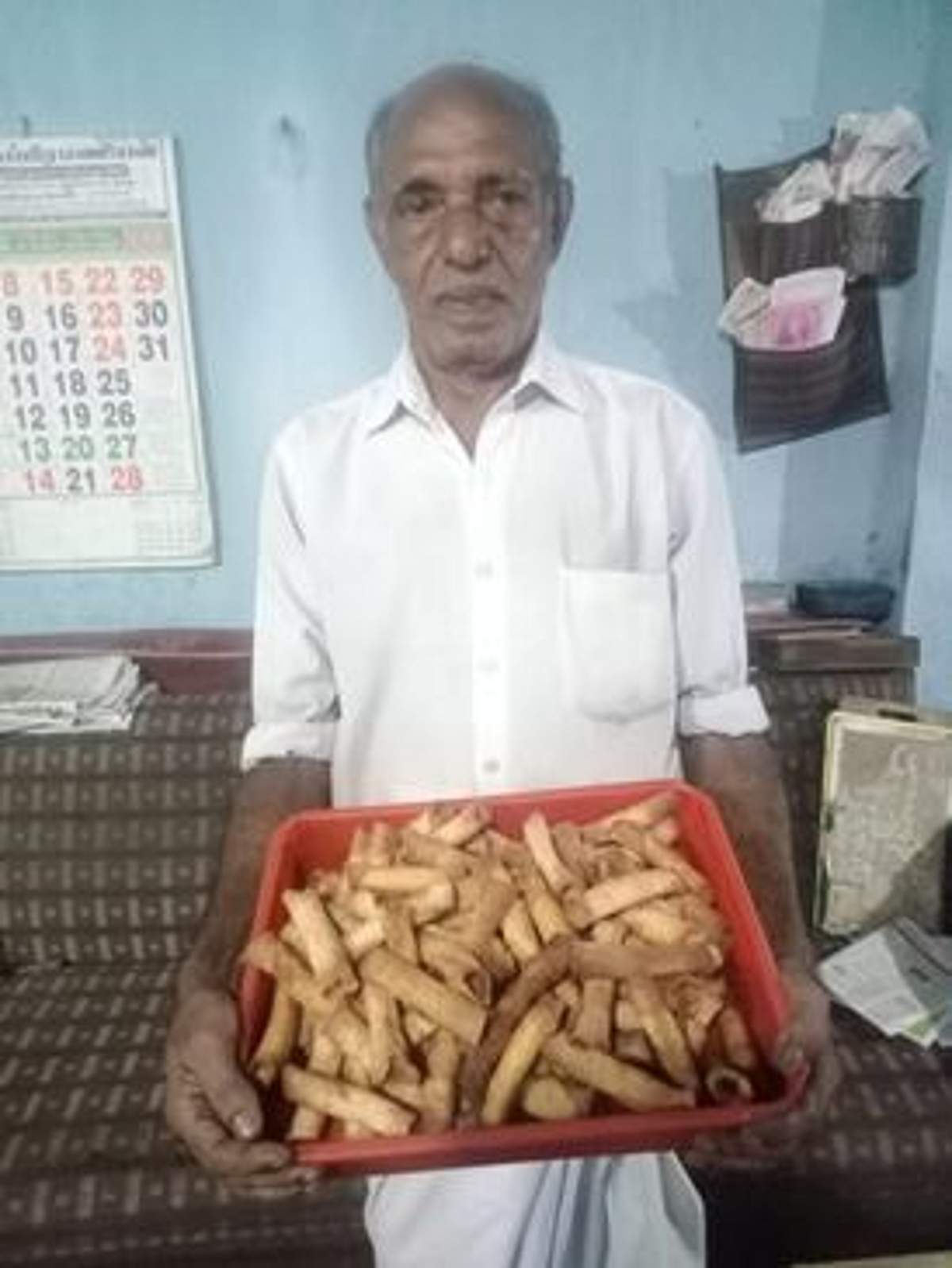 பாடகா் அறந்தை பாவாவின் ‘ஸ்வீட் ரோல்’!