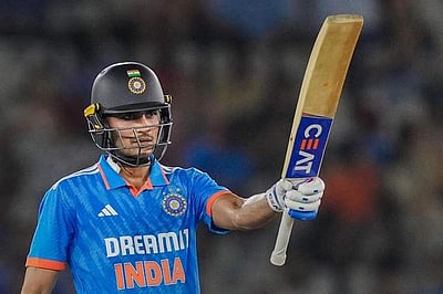 மருத்துவமனையிலிருந்து வீடு திரும்பிய ஷுப்மன் கில்: அடுத்த 2 போட்டிகளில் விளையாடுவது சந்தேகம்!