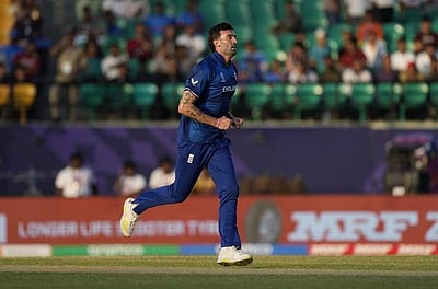 டாப் ஆர்டர் விக்கெட்டுகளை வீழ்த்தி அறிமுகப் போட்டியிலேயே அசத்திய இங்கிலாந்து வீரர்!