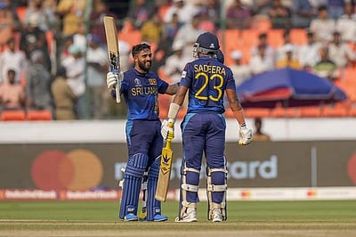 இருவர் சதம் விளாசல்: பாகிஸ்தானுக்கு 345 ரன்கள் இலக்கு நிர்ணயித்த இலங்கை!