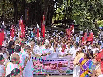 காவிரியில் தண்ணீர் திறக்கக் கோரி திருச்சியில் மறியல்: 300 பேர் கைது