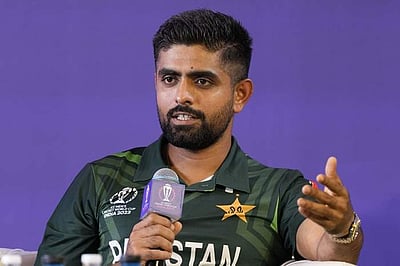 பாபர் அசாம் கேப்டன் பொறுப்பிலிருந்து ராஜிநாமா செய்யாவிட்டால் நீக்கப்படுவார்! 