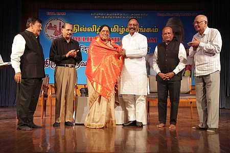 எந்தக் காரியத்தையும் அா்ப்பணிப்புடன் செய்தால் தனித்துவம் கிடைக்கும்: எழுத்தாளா் சிவசங்கரி பேச்சு